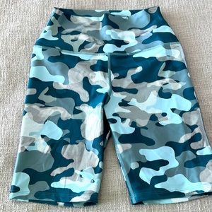 Carbon38 camo metallic bike short. Small